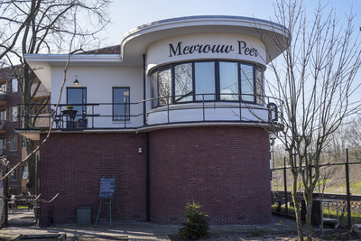 904099 Gezicht op het restaurant Mevrouw Peer (Eykmanlaan 1250) te Utrecht, gevestigd in het voormalige seinhuis van de ...